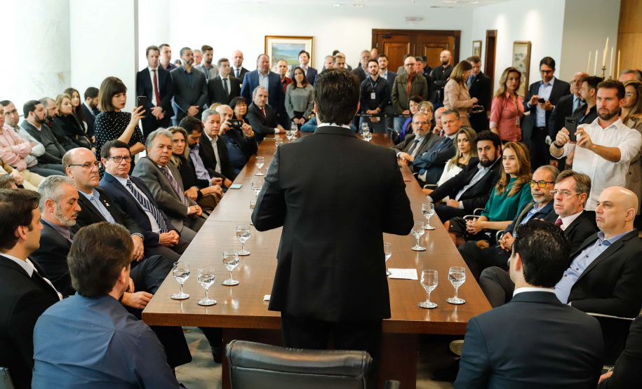 A Copel renovou a parceria que mantém há 30 anos com a Associação das Emissoras de Radiodifusão do Paraná (Aerp) para a veiculação de mensagens de utilidade pública sobre fornecimento, geração e transmissão de energia. O convênio foi assinado nesta terça-feira (30), no Palácio Iguaçu, pelo governador Carlos Massa Ratinho Junior, o presidente da Copel, Daniel Pimentel Slaviero; o presidente da Aerp, Alexandre Barros, e o secretário da Comunicação Social e da Cultura, Hudson José.