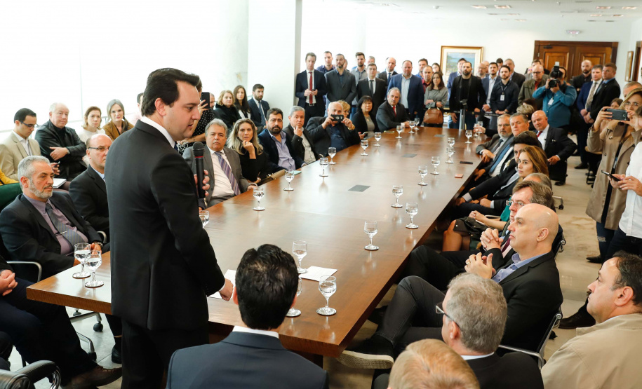 A Copel renovou a parceria que mantém há 30 anos com a Associação das Emissoras de Radiodifusão do Paraná (Aerp) para a veiculação de mensagens de utilidade pública sobre fornecimento, geração e transmissão de energia. O convênio foi assinado nesta terça-feira (30), no Palácio Iguaçu, pelo governador Carlos Massa Ratinho Junior, o presidente da Copel, Daniel Pimentel Slaviero; o presidente da Aerp, Alexandre Barros, e o secretário da Comunicação Social e da Cultura, Hudson José.