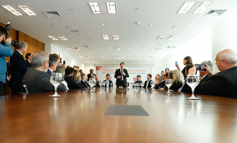 A Copel renovou a parceria que mantém há 30 anos com a Associação das Emissoras de Radiodifusão do Paraná (Aerp) para a veiculação de mensagens de utilidade pública sobre fornecimento, geração e transmissão de energia. O convênio foi assinado nesta terça-feira (30), no Palácio Iguaçu, pelo governador Carlos Massa Ratinho Junior, o presidente da Copel, Daniel Pimentel Slaviero; o presidente da Aerp, Alexandre Barros, e o secretário da Comunicação Social e da Cultura, Hudson José.