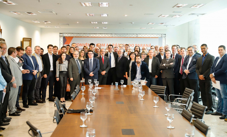 A Copel renovou a parceria que mantém há 30 anos com a Associação das Emissoras de Radiodifusão do Paraná (Aerp) para a veiculação de mensagens de utilidade pública sobre fornecimento, geração e transmissão de energia. O convênio foi assinado nesta terça-feira (30), no Palácio Iguaçu, pelo governador Carlos Massa Ratinho Junior, o presidente da Copel, Daniel Pimentel Slaviero; o presidente da Aerp, Alexandre Barros, e o secretário da Comunicação Social e da Cultura, Hudson José.