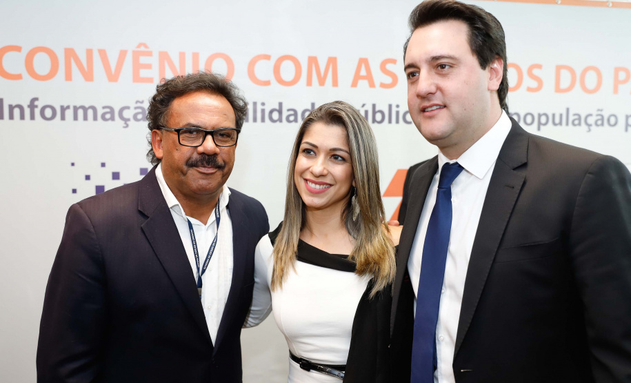 A Copel renovou a parceria que mantém há 30 anos com a Associação das Emissoras de Radiodifusão do Paraná (Aerp) para a veiculação de mensagens de utilidade pública sobre fornecimento, geração e transmissão de energia. O convênio foi assinado nesta terça-feira (30), no Palácio Iguaçu, pelo governador Carlos Massa Ratinho Junior, o presidente da Copel, Daniel Pimentel Slaviero; o presidente da Aerp, Alexandre Barros, e o secretário da Comunicação Social e da Cultura, Hudson José.