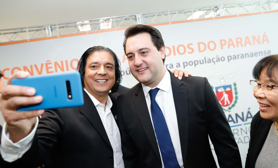 A Copel renovou a parceria que mantém há 30 anos com a Associação das Emissoras de Radiodifusão do Paraná (Aerp) para a veiculação de mensagens de utilidade pública sobre fornecimento, geração e transmissão de energia. O convênio foi assinado nesta terça-feira (30), no Palácio Iguaçu, pelo governador Carlos Massa Ratinho Junior, o presidente da Copel, Daniel Pimentel Slaviero; o presidente da Aerp, Alexandre Barros, e o secretário da Comunicação Social e da Cultura, Hudson José.