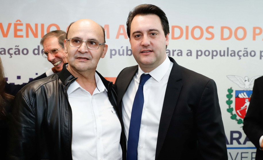 A Copel renovou a parceria que mantém há 30 anos com a Associação das Emissoras de Radiodifusão do Paraná (Aerp) para a veiculação de mensagens de utilidade pública sobre fornecimento, geração e transmissão de energia. O convênio foi assinado nesta terça-feira (30), no Palácio Iguaçu, pelo governador Carlos Massa Ratinho Junior, o presidente da Copel, Daniel Pimentel Slaviero; o presidente da Aerp, Alexandre Barros, e o secretário da Comunicação Social e da Cultura, Hudson José.