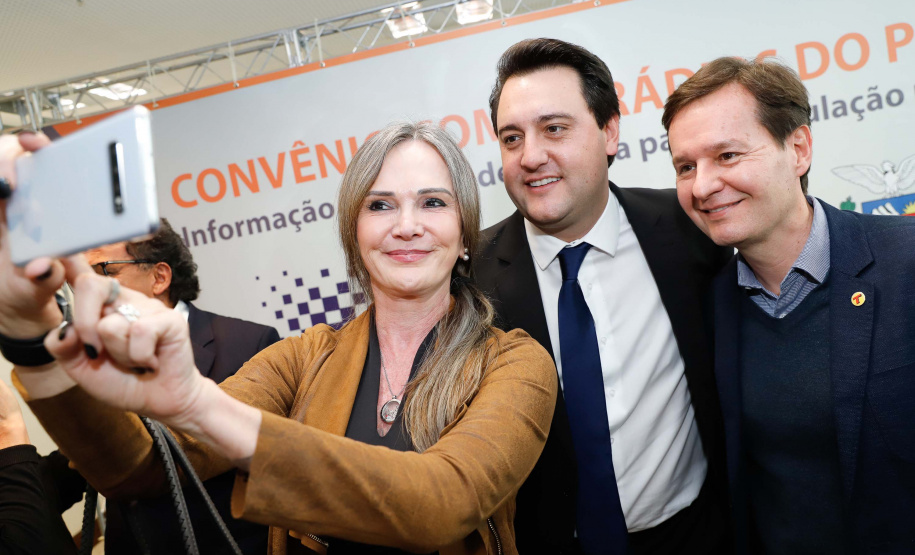 A Copel renovou a parceria que mantém há 30 anos com a Associação das Emissoras de Radiodifusão do Paraná (Aerp) para a veiculação de mensagens de utilidade pública sobre fornecimento, geração e transmissão de energia. O convênio foi assinado nesta terça-feira (30), no Palácio Iguaçu, pelo governador Carlos Massa Ratinho Junior, o presidente da Copel, Daniel Pimentel Slaviero; o presidente da Aerp, Alexandre Barros, e o secretário da Comunicação Social e da Cultura, Hudson José.