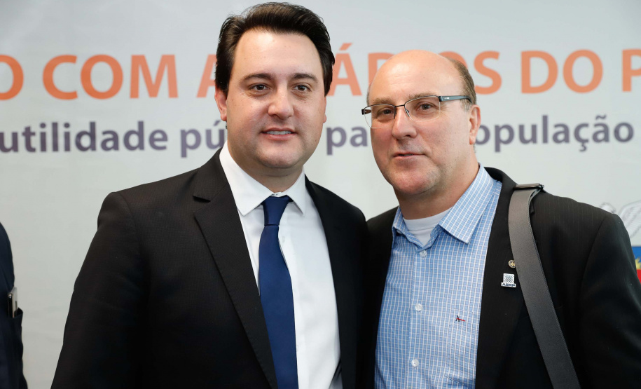 A Copel renovou a parceria que mantém há 30 anos com a Associação das Emissoras de Radiodifusão do Paraná (Aerp) para a veiculação de mensagens de utilidade pública sobre fornecimento, geração e transmissão de energia. O convênio foi assinado nesta terça-feira (30), no Palácio Iguaçu, pelo governador Carlos Massa Ratinho Junior, o presidente da Copel, Daniel Pimentel Slaviero; o presidente da Aerp, Alexandre Barros, e o secretário da Comunicação Social e da Cultura, Hudson José.