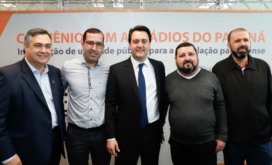 A Copel renovou a parceria que mantém há 30 anos com a Associação das Emissoras de Radiodifusão do Paraná (Aerp) para a veiculação de mensagens de utilidade pública sobre fornecimento, geração e transmissão de energia. O convênio foi assinado nesta terça-feira (30), no Palácio Iguaçu, pelo governador Carlos Massa Ratinho Junior, o presidente da Copel, Daniel Pimentel Slaviero; o presidente da Aerp, Alexandre Barros, e o secretário da Comunicação Social e da Cultura, Hudson José.
