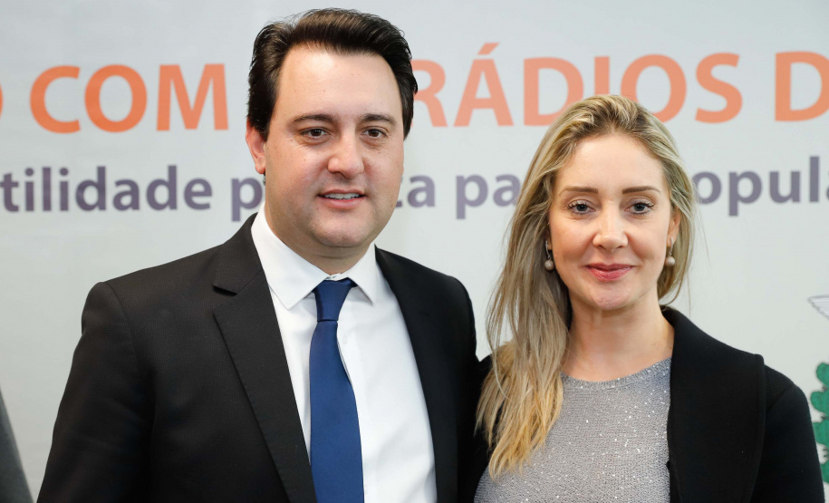 A Copel renovou a parceria que mantém há 30 anos com a Associação das Emissoras de Radiodifusão do Paraná (Aerp) para a veiculação de mensagens de utilidade pública sobre fornecimento, geração e transmissão de energia. O convênio foi assinado nesta terça-feira (30), no Palácio Iguaçu, pelo governador Carlos Massa Ratinho Junior, o presidente da Copel, Daniel Pimentel Slaviero; o presidente da Aerp, Alexandre Barros, e o secretário da Comunicação Social e da Cultura, Hudson José.