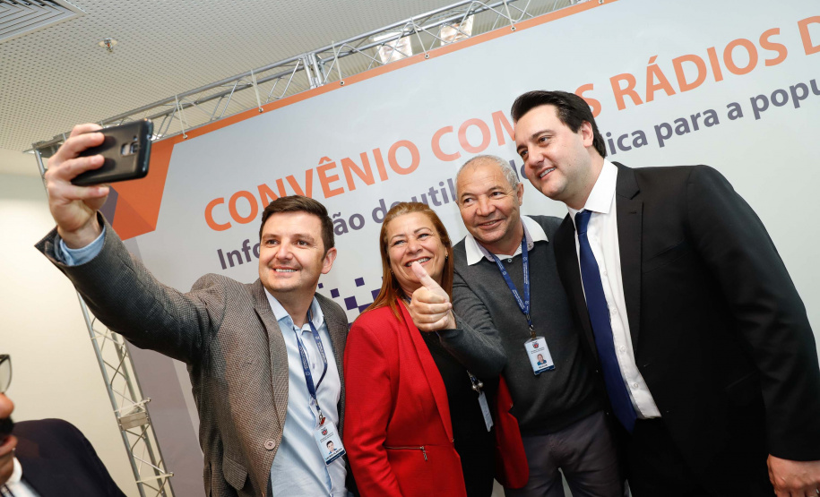 A Copel renovou a parceria que mantém há 30 anos com a Associação das Emissoras de Radiodifusão do Paraná (Aerp) para a veiculação de mensagens de utilidade pública sobre fornecimento, geração e transmissão de energia. O convênio foi assinado nesta terça-feira (30), no Palácio Iguaçu, pelo governador Carlos Massa Ratinho Junior, o presidente da Copel, Daniel Pimentel Slaviero; o presidente da Aerp, Alexandre Barros, e o secretário da Comunicação Social e da Cultura, Hudson José.