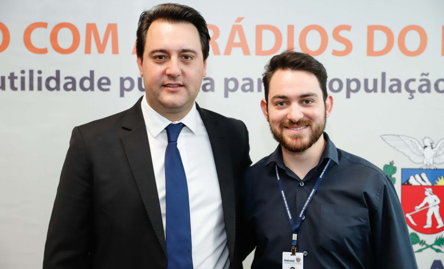A Copel renovou a parceria que mantém há 30 anos com a Associação das Emissoras de Radiodifusão do Paraná (Aerp) para a veiculação de mensagens de utilidade pública sobre fornecimento, geração e transmissão de energia. O convênio foi assinado nesta terça-feira (30), no Palácio Iguaçu, pelo governador Carlos Massa Ratinho Junior, o presidente da Copel, Daniel Pimentel Slaviero; o presidente da Aerp, Alexandre Barros, e o secretário da Comunicação Social e da Cultura, Hudson José.