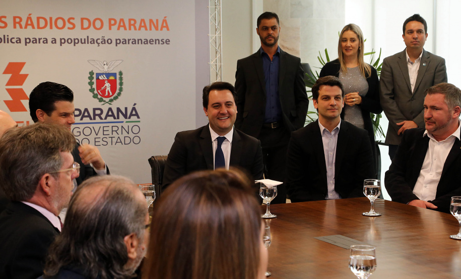 A Copel renovou a parceria que mantém há 30 anos com a Associação das Emissoras de Radiodifusão do Paraná (Aerp) para a veiculação de mensagens de utilidade pública sobre fornecimento, geração e transmissão de energia