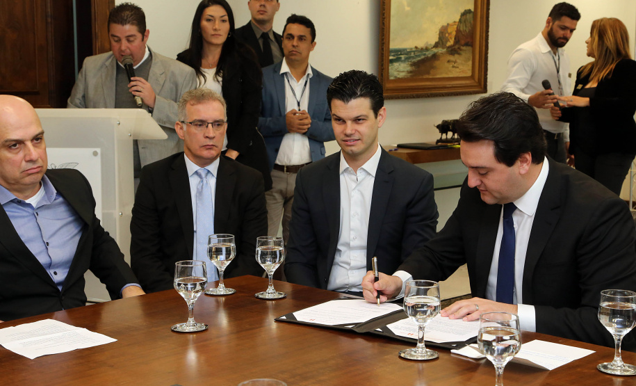 A Copel renovou a parceria que mantém há 30 anos com a Associação das Emissoras de Radiodifusão do Paraná (Aerp) para a veiculação de mensagens de utilidade pública sobre fornecimento, geração e transmissão de energia