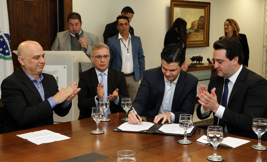 A Copel renovou a parceria que mantém há 30 anos com a Associação das Emissoras de Radiodifusão do Paraná (Aerp) para a veiculação de mensagens de utilidade pública sobre fornecimento, geração e transmissão de energia