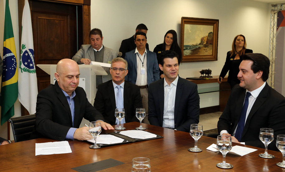 A Copel renovou a parceria que mantém há 30 anos com a Associação das Emissoras de Radiodifusão do Paraná (Aerp) para a veiculação de mensagens de utilidade pública sobre fornecimento, geração e transmissão de energia