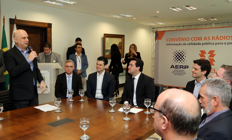 A Copel renovou a parceria que mantém há 30 anos com a Associação das Emissoras de Radiodifusão do Paraná (Aerp) para a veiculação de mensagens de utilidade pública sobre fornecimento, geração e transmissão de energia