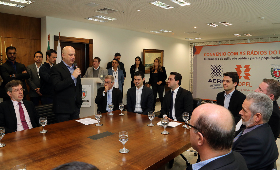 A Copel renovou a parceria que mantém há 30 anos com a Associação das Emissoras de Radiodifusão do Paraná (Aerp) para a veiculação de mensagens de utilidade pública sobre fornecimento, geração e transmissão de energia
