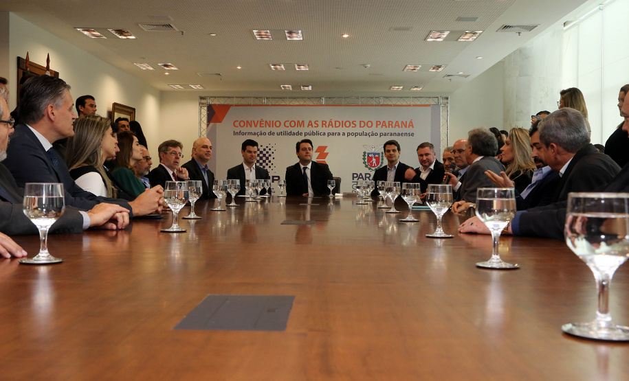 A Copel renovou a parceria que mantém há 30 anos com a Associação das Emissoras de Radiodifusão do Paraná (Aerp) para a veiculação de mensagens de utilidade pública sobre fornecimento, geração e transmissão de energia