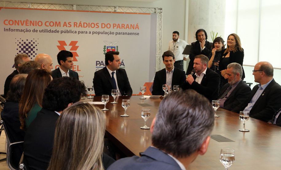 A Copel renovou a parceria que mantém há 30 anos com a Associação das Emissoras de Radiodifusão do Paraná (Aerp) para a veiculação de mensagens de utilidade pública sobre fornecimento, geração e transmissão de energia