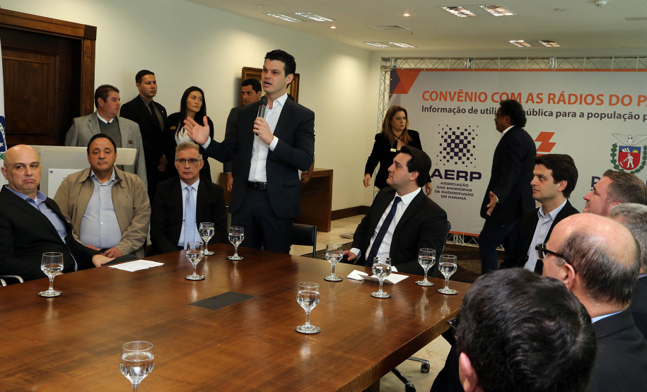 A Copel renovou a parceria que mantém há 30 anos com a Associação das Emissoras de Radiodifusão do Paraná (Aerp) para a veiculação de mensagens de utilidade pública sobre fornecimento, geração e transmissão de energia