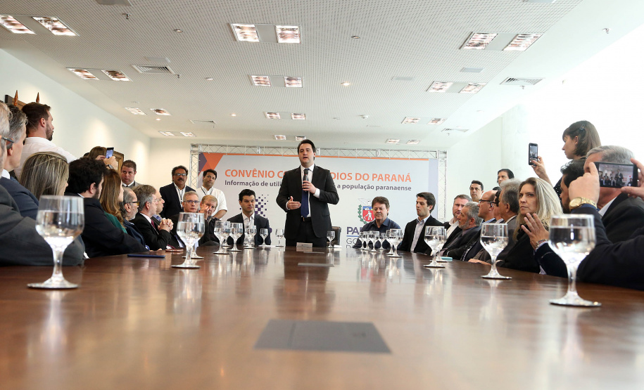 A Copel renovou a parceria que mantém há 30 anos com a Associação das Emissoras de Radiodifusão do Paraná (Aerp) para a veiculação de mensagens de utilidade pública sobre fornecimento, geração e transmissão de energia