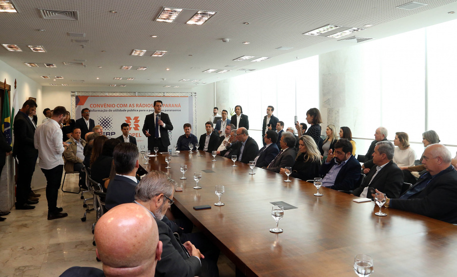 A Copel renovou a parceria que mantém há 30 anos com a Associação das Emissoras de Radiodifusão do Paraná (Aerp) para a veiculação de mensagens de utilidade pública sobre fornecimento, geração e transmissão de energia