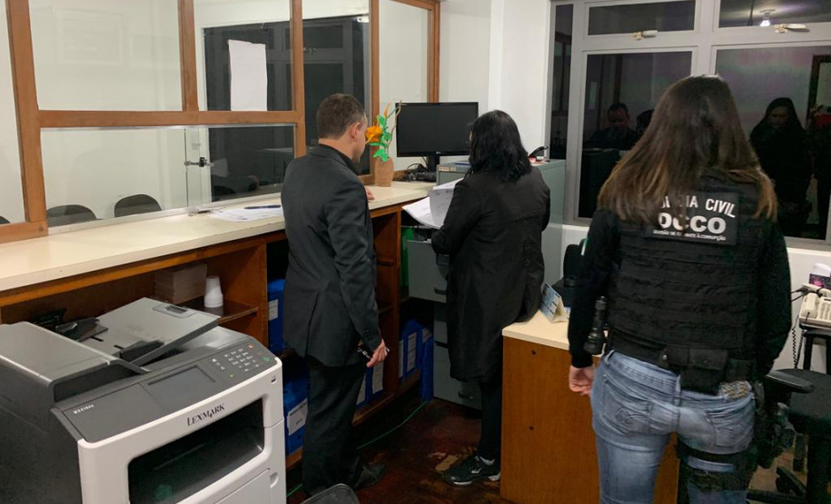 A Polícia Civil do Paraná (PCPR) cumpriu nesta terça-feira (30) 21 mandados judiciais contra um grupo criminoso que fraudava o DPVAT – seguro de Danos Pessoais Causados por Veículos Automotores de Via Terrestre. O esquema teria desviado cerca de R$ 1 milhão em Umuarama, no Noroeste do Estado. Foto: Divulgação/PCPR