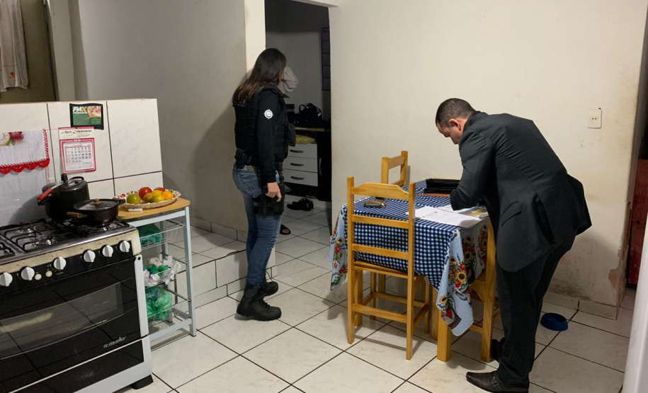 A Polícia Civil do Paraná (PCPR) cumpriu nesta terça-feira (30) 21 mandados judiciais contra um grupo criminoso que fraudava o DPVAT – seguro de Danos Pessoais Causados por Veículos Automotores de Via Terrestre. O esquema teria desviado cerca de R$ 1 milhão em Umuarama, no Noroeste do Estado. Foto: Divulgação/PCPR