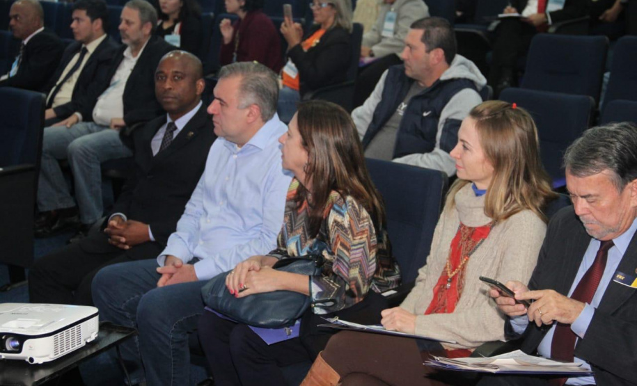 O secretário da Justiça, Família e Trabalho, Ney Leprevost, propôs a adoção de ações permanentes no combate ao tráfico de seres humanos no Brasil. A declaração foi dada nesta terça-feira (30/07), durante o 3º Seminário de Enfrentamento ao Tráfico de Pessoas e ao Trabalho Escravo, realizado pela Sejuf em parceria com a Polícia Rodoviária Federal (PRF-PR) em alusão ao Dia Mundial de Combate ao Tráfico de Pessoas. Foto:Divulgação/SEJUF