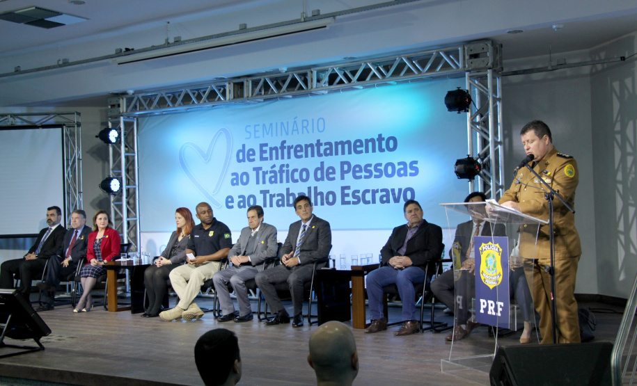 O secretário da Justiça, Família e Trabalho, Ney Leprevost, propôs a adoção de ações permanentes no combate ao tráfico de seres humanos no Brasil. A declaração foi dada nesta terça-feira (30/07), durante o 3º Seminário de Enfrentamento ao Tráfico de Pessoas e ao Trabalho Escravo, realizado pela Sejuf em parceria com a Polícia Rodoviária Federal (PRF-PR) em alusão ao Dia Mundial de Combate ao Tráfico de Pessoas. Foto:Divulgação/SEJUF