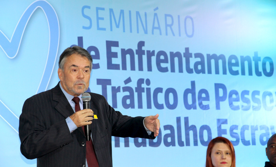 O secretário da Justiça, Família e Trabalho, Ney Leprevost, propôs a adoção de ações permanentes no combate ao tráfico de seres humanos no Brasil. A declaração foi dada nesta terça-feira (30/07), durante o 3º Seminário de Enfrentamento ao Tráfico de Pessoas e ao Trabalho Escravo, realizado pela Sejuf em parceria com a Polícia Rodoviária Federal (PRF-PR) em alusão ao Dia Mundial de Combate ao Tráfico de Pessoas. Foto:Divulgação/SEJUF