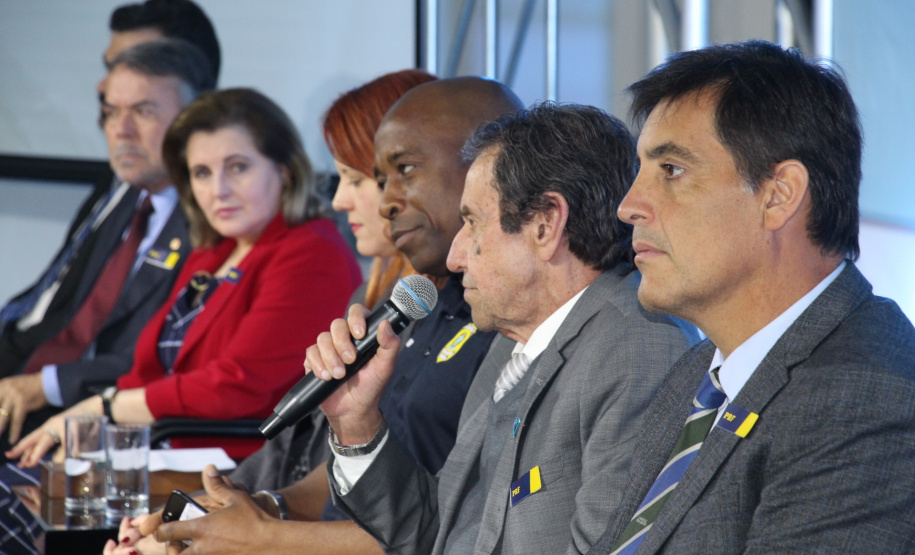 O secretário da Justiça, Família e Trabalho, Ney Leprevost, propôs a adoção de ações permanentes no combate ao tráfico de seres humanos no Brasil. A declaração foi dada nesta terça-feira (30/07), durante o 3º Seminário de Enfrentamento ao Tráfico de Pessoas e ao Trabalho Escravo, realizado pela Sejuf em parceria com a Polícia Rodoviária Federal (PRF-PR) em alusão ao Dia Mundial de Combate ao Tráfico de Pessoas. Foto:Divulgação/SEJUF