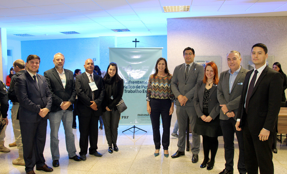 O secretário da Justiça, Família e Trabalho, Ney Leprevost, propôs a adoção de ações permanentes no combate ao tráfico de seres humanos no Brasil. A declaração foi dada nesta terça-feira (30/07), durante o 3º Seminário de Enfrentamento ao Tráfico de Pessoas e ao Trabalho Escravo, realizado pela Sejuf em parceria com a Polícia Rodoviária Federal (PRF-PR) em alusão ao Dia Mundial de Combate ao Tráfico de Pessoas. Foto:Divulgação/SEJUF