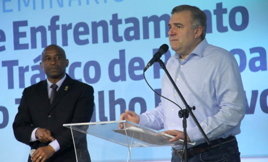 O secretário da Justiça, Família e Trabalho, Ney Leprevost, propôs a adoção de ações permanentes no combate ao tráfico de seres humanos no Brasil. A declaração foi dada nesta terça-feira (30/07), durante o 3º Seminário de Enfrentamento ao Tráfico de Pessoas e ao Trabalho Escravo, realizado pela Sejuf em parceria com a Polícia Rodoviária Federal (PRF-PR) em alusão ao Dia Mundial de Combate ao Tráfico de Pessoas. Foto:Divulgação/SEJUF