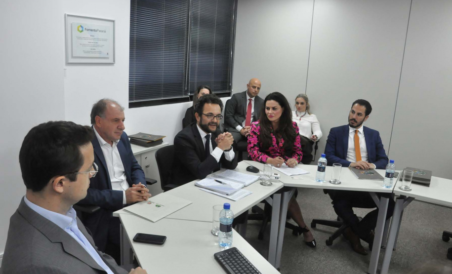 A Fomento Paraná é a mais nova instituição estadual a aderir aos Objetivos de Desenvolvimento Sustentável (ODS). O termo de compromisso foi assinado nesta terça (30) pelo diretor-presidente da instituição, Heraldo Neves, a vice-presidente do Conselho Estadual de Desenvolvimento Econômico e Social do Paraná (Cedes), Keli Guimarães, e o secretário de Estado do Desenvolvimento Urbano e Obras Públicas, João Carlos Ortega. fOTO: Divulgação/Fomento Paraná