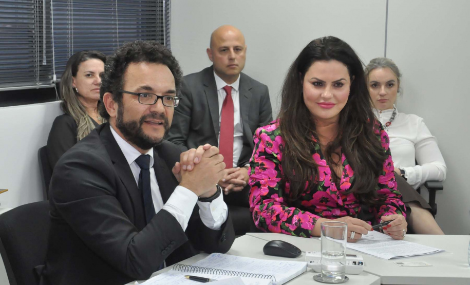 A Fomento Paraná é a mais nova instituição estadual a aderir aos Objetivos de Desenvolvimento Sustentável (ODS). O termo de compromisso foi assinado nesta terça (30) pelo diretor-presidente da instituição, Heraldo Neves, a vice-presidente do Conselho Estadual de Desenvolvimento Econômico e Social do Paraná (Cedes), Keli Guimarães, e o secretário de Estado do Desenvolvimento Urbano e Obras Públicas, João Carlos Ortega. fOTO: Divulgação/Fomento Paraná