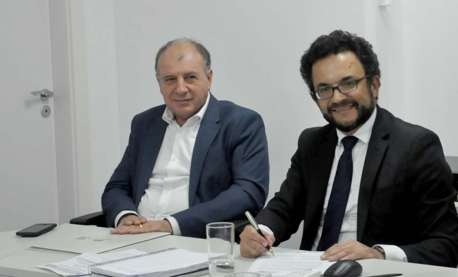 A Fomento Paraná é a mais nova instituição estadual a aderir aos Objetivos de Desenvolvimento Sustentável (ODS). O termo de compromisso foi assinado nesta terça (30) pelo diretor-presidente da instituição, Heraldo Neves, a vice-presidente do Conselho Estadual de Desenvolvimento Econômico e Social do Paraná (Cedes), Keli Guimarães, e o secretário de Estado do Desenvolvimento Urbano e Obras Públicas, João Carlos Ortega. fOTO: Divulgação/Fomento Paraná