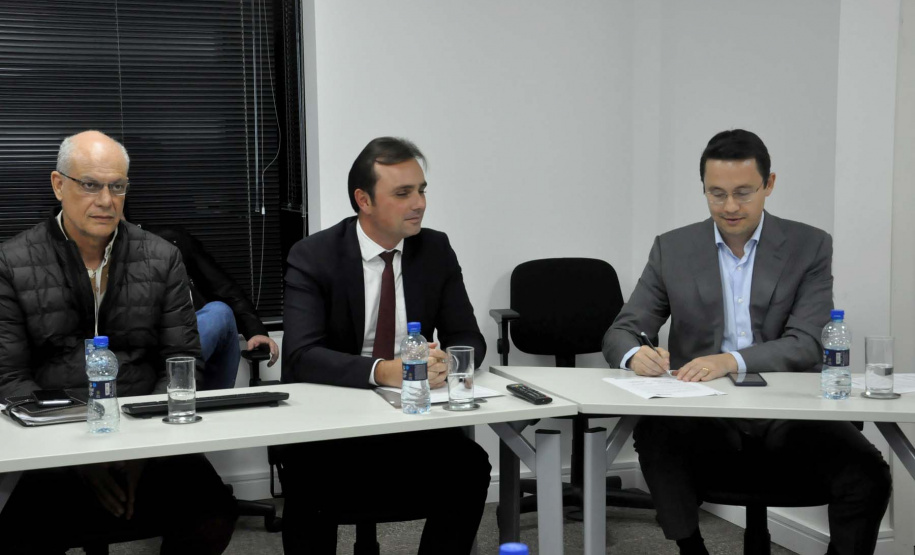 A Fomento Paraná é a mais nova instituição estadual a aderir aos Objetivos de Desenvolvimento Sustentável (ODS). O termo de compromisso foi assinado nesta terça (30) pelo diretor-presidente da instituição, Heraldo Neves, a vice-presidente do Conselho Estadual de Desenvolvimento Econômico e Social do Paraná (Cedes), Keli Guimarães, e o secretário de Estado do Desenvolvimento Urbano e Obras Públicas, João Carlos Ortega. fOTO: Divulgação/Fomento Paraná