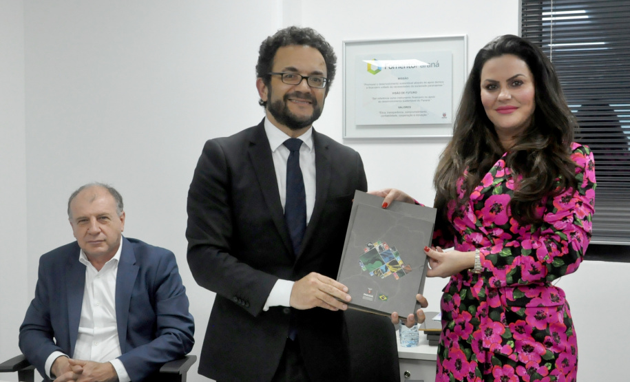 A Fomento Paraná é a mais nova instituição estadual a aderir aos Objetivos de Desenvolvimento Sustentável (ODS). O termo de compromisso foi assinado nesta terça (30) pelo diretor-presidente da instituição, Heraldo Neves, a vice-presidente do Conselho Estadual de Desenvolvimento Econômico e Social do Paraná (Cedes), Keli Guimarães, e o secretário de Estado do Desenvolvimento Urbano e Obras Públicas, João Carlos Ortega. fOTO: Divulgação/Fomento Paraná