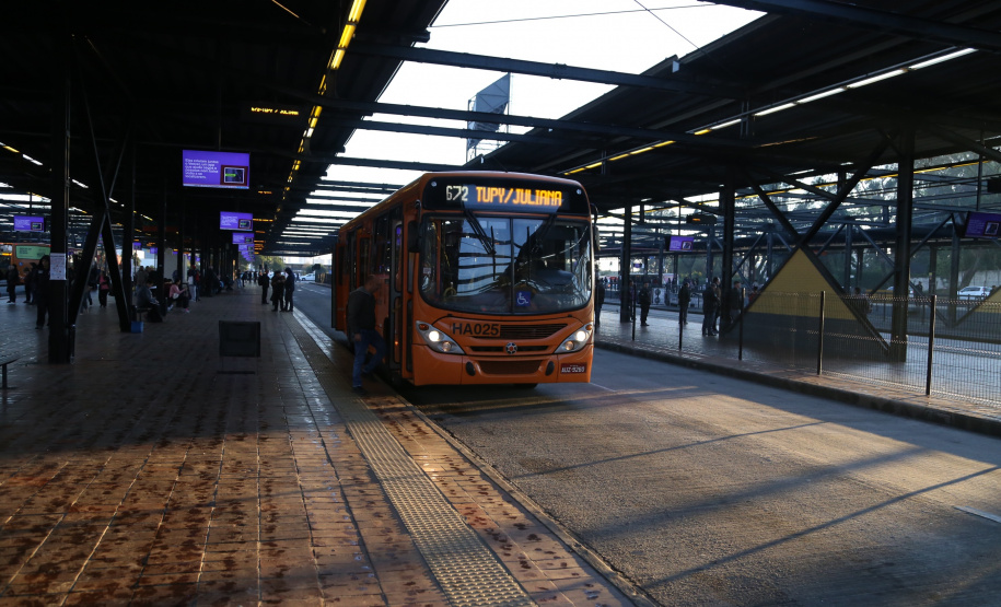 Os moradores de Araucária ganharam uma nova ligação de ônibus com Curitiba. Atendendo a uma reivindicação antiga dos moradores, a linha Vila Juliana foi estendida até o bairro Campina da Barra, na cidade da região metropolitana. Foto: José Fernando Ogura/ANPr