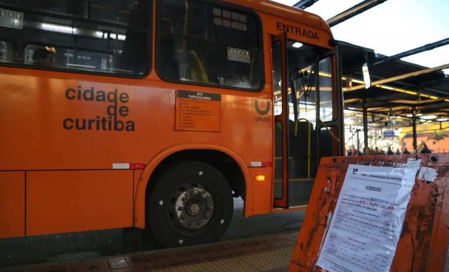 Os moradores de Araucária ganharam uma nova ligação de ônibus com Curitiba. Atendendo a uma reivindicação antiga dos moradores, a linha Vila Juliana foi estendida até o bairro Campina da Barra, na cidade da região metropolitana. Foto: José Fernando Ogura/ANPr