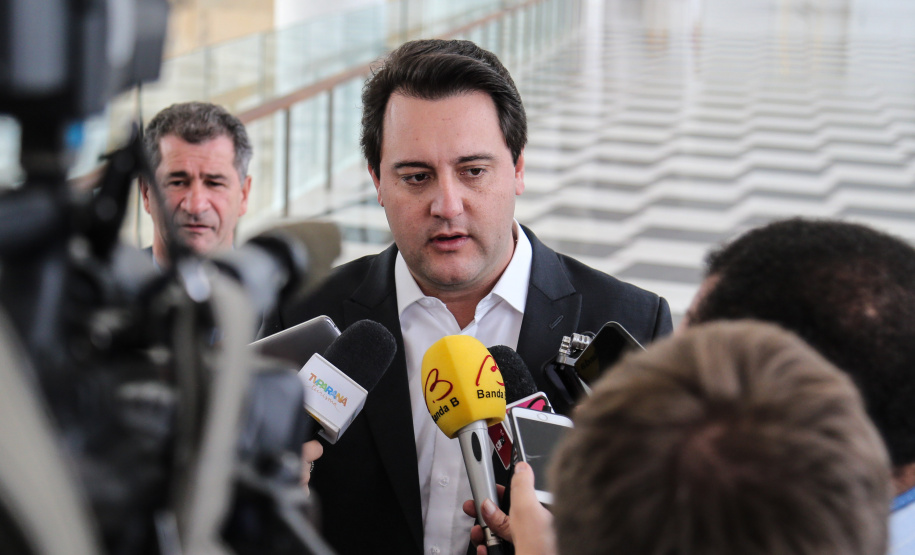 O governador Carlos Massa Ratinho Junior assina nesta quarta-feira (31), no Palácio Iguaçu, em Curitiba, convênio com o Consórcio Paraná Saúde para repasse de recursos destinados à compra de medicamentos. Os medicamentos são para a Farmácia Paraná, que faz parte do sistema público de saúde e atende gratuitamente a população pelo SUS. Curitiba, 31/07/2019 -Foto: Geraldo Bubniak/ANPr