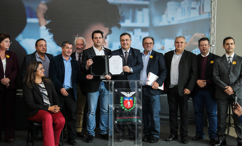 O governador Carlos Massa Ratinho Junior assina nesta quarta-feira (31), no Palácio Iguaçu, em Curitiba, convênio com o Consórcio Paraná Saúde para repasse de recursos destinados à compra de medicamentos. Os medicamentos são para a Farmácia Paraná, que faz parte do sistema público de saúde e atende gratuitamente a população pelo SUS. Curitiba, 31/07/2019 -Foto: Geraldo Bubniak/ANPr