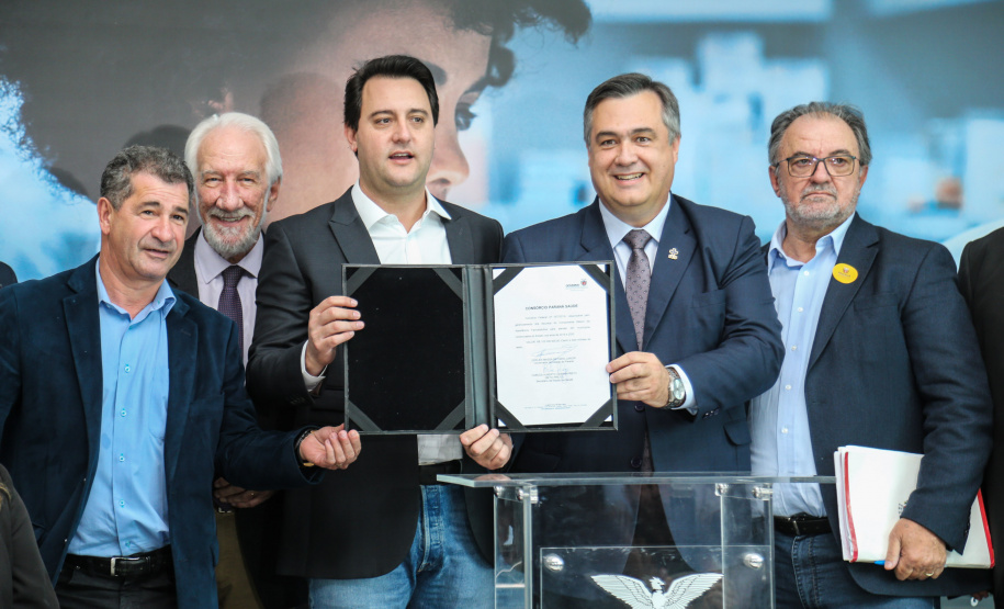 O governador Carlos Massa Ratinho Junior assina nesta quarta-feira (31), no Palácio Iguaçu, em Curitiba, convênio com o Consórcio Paraná Saúde para repasse de recursos destinados à compra de medicamentos. Os medicamentos são para a Farmácia Paraná, que faz parte do sistema público de saúde e atende gratuitamente a população pelo SUS. Curitiba, 31/07/2019 -Foto: Geraldo Bubniak/ANPr