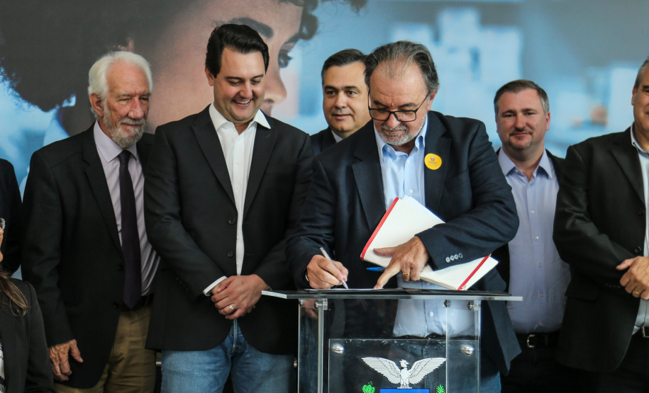 O governador Carlos Massa Ratinho Junior assina nesta quarta-feira (31), no Palácio Iguaçu, em Curitiba, convênio com o Consórcio Paraná Saúde para repasse de recursos destinados à compra de medicamentos. Os medicamentos são para a Farmácia Paraná, que faz parte do sistema público de saúde e atende gratuitamente a população pelo SUS. Curitiba, 31/07/2019 -Foto: Geraldo Bubniak/ANPr