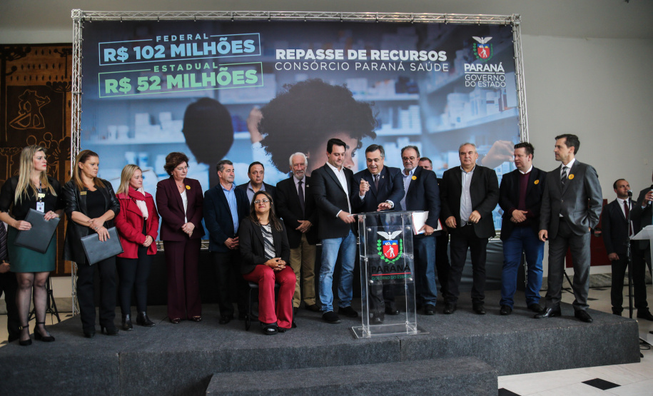 O governador Carlos Massa Ratinho Junior assina nesta quarta-feira (31), no Palácio Iguaçu, em Curitiba, convênio com o Consórcio Paraná Saúde para repasse de recursos destinados à compra de medicamentos. Os medicamentos são para a Farmácia Paraná, que faz parte do sistema público de saúde e atende gratuitamente a população pelo SUS. Curitiba, 31/07/2019 -Foto: Geraldo Bubniak/ANPr