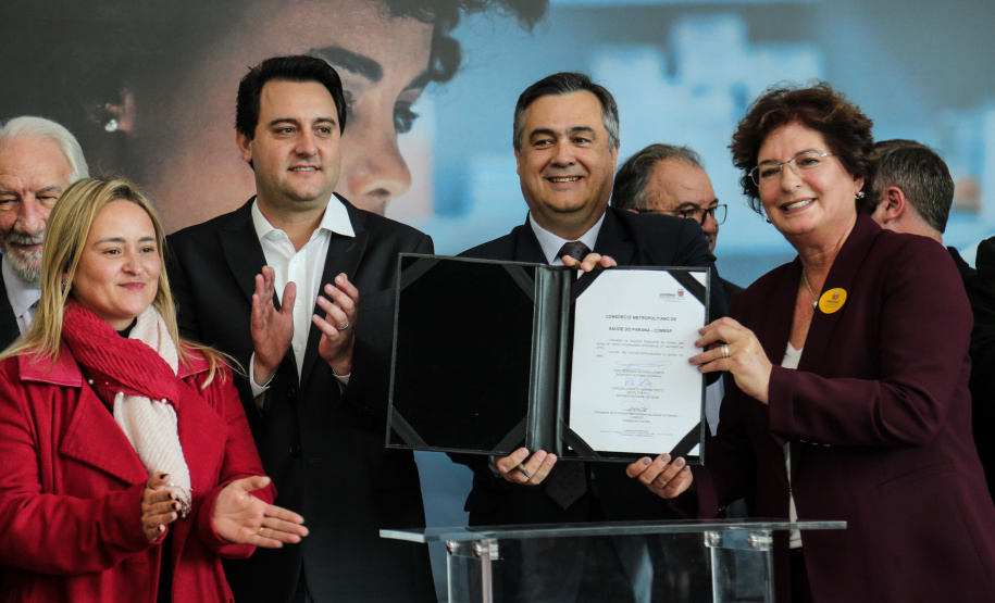 O governador Carlos Massa Ratinho Junior assina nesta quarta-feira (31), no Palácio Iguaçu, em Curitiba, convênio com o Consórcio Paraná Saúde para repasse de recursos destinados à compra de medicamentos. Os medicamentos são para a Farmácia Paraná, que faz parte do sistema público de saúde e atende gratuitamente a população pelo SUS. Curitiba, 31/07/2019 -Foto: Geraldo Bubniak/ANPr
