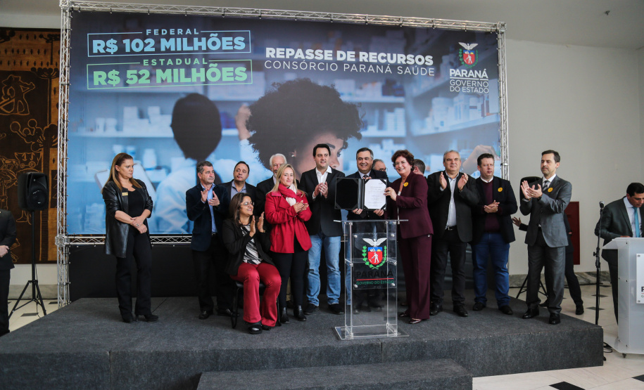 O governador Carlos Massa Ratinho Junior assina nesta quarta-feira (31), no Palácio Iguaçu, em Curitiba, convênio com o Consórcio Paraná Saúde para repasse de recursos destinados à compra de medicamentos. Os medicamentos são para a Farmácia Paraná, que faz parte do sistema público de saúde e atende gratuitamente a população pelo SUS. Curitiba, 31/07/2019 -Foto: Geraldo Bubniak/ANPr