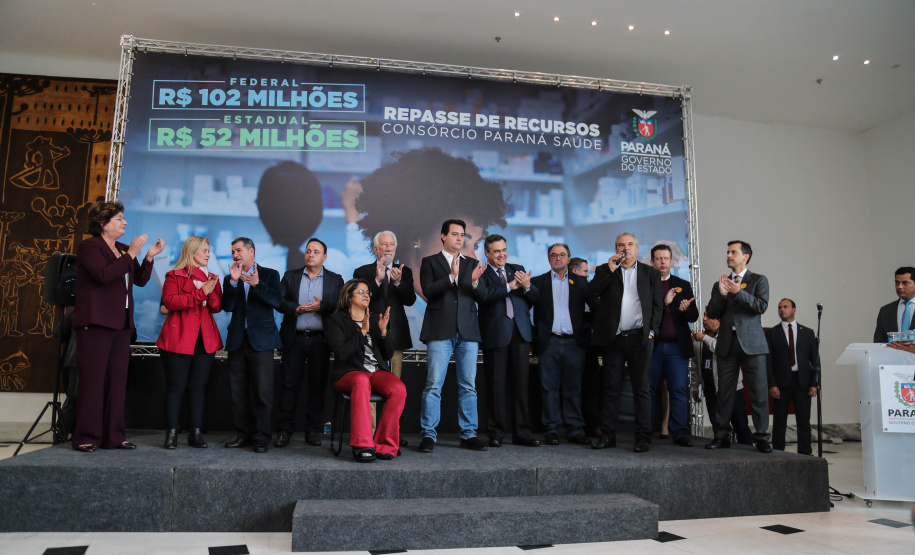 O governador Carlos Massa Ratinho Junior assina nesta quarta-feira (31), no Palácio Iguaçu, em Curitiba, convênio com o Consórcio Paraná Saúde para repasse de recursos destinados à compra de medicamentos. Os medicamentos são para a Farmácia Paraná, que faz parte do sistema público de saúde e atende gratuitamente a população pelo SUS. Curitiba, 31/07/2019 -Foto: Geraldo Bubniak/ANPr