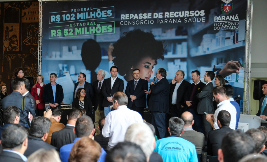 O governador Carlos Massa Ratinho Junior assina nesta quarta-feira (31), no Palácio Iguaçu, em Curitiba, convênio com o Consórcio Paraná Saúde para repasse de recursos destinados à compra de medicamentos. Os medicamentos são para a Farmácia Paraná, que faz parte do sistema público de saúde e atende gratuitamente a população pelo SUS. Curitiba, 31/07/2019 -Foto: Geraldo Bubniak/ANPr