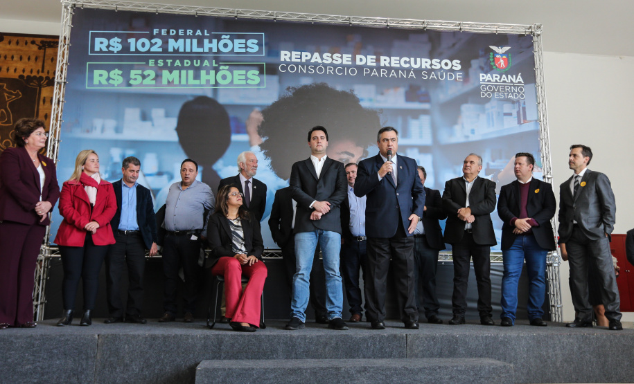 O governador Carlos Massa Ratinho Junior assina nesta quarta-feira (31), no Palácio Iguaçu, em Curitiba, convênio com o Consórcio Paraná Saúde para repasse de recursos destinados à compra de medicamentos. Os medicamentos são para a Farmácia Paraná, que faz parte do sistema público de saúde e atende gratuitamente a população pelo SUS. Curitiba, 31/07/2019 -Foto: Geraldo Bubniak/ANPr