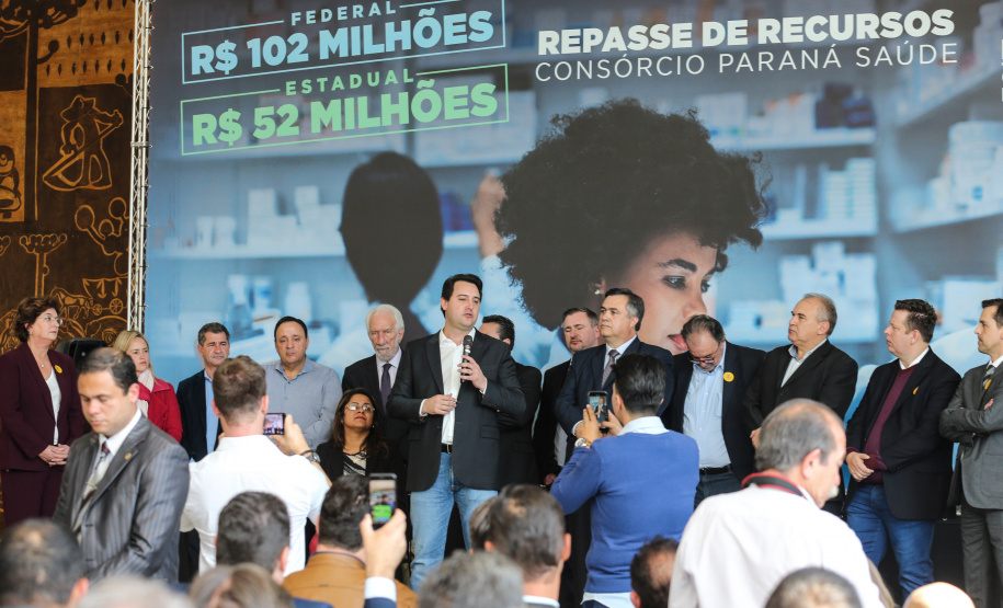 O governador Carlos Massa Ratinho Junior assina nesta quarta-feira (31), no Palácio Iguaçu, em Curitiba, convênio com o Consórcio Paraná Saúde para repasse de recursos destinados à compra de medicamentos. Os medicamentos são para a Farmácia Paraná, que faz parte do sistema público de saúde e atende gratuitamente a população pelo SUS. Curitiba, 31/07/2019 -Foto: Geraldo Bubniak/ANPr